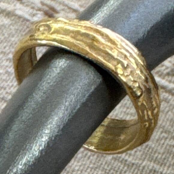 Size 8 Gold Tone Band Light and Dark Wood Grain Pattern Could Be Handmade - Picture 1 of 3